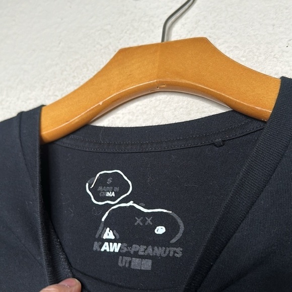 Uniqlo X Kaws X Peanuts Snoopy Patch Black Pocket Short Sleeve Tee Shirt Small - Picture 6 of 8